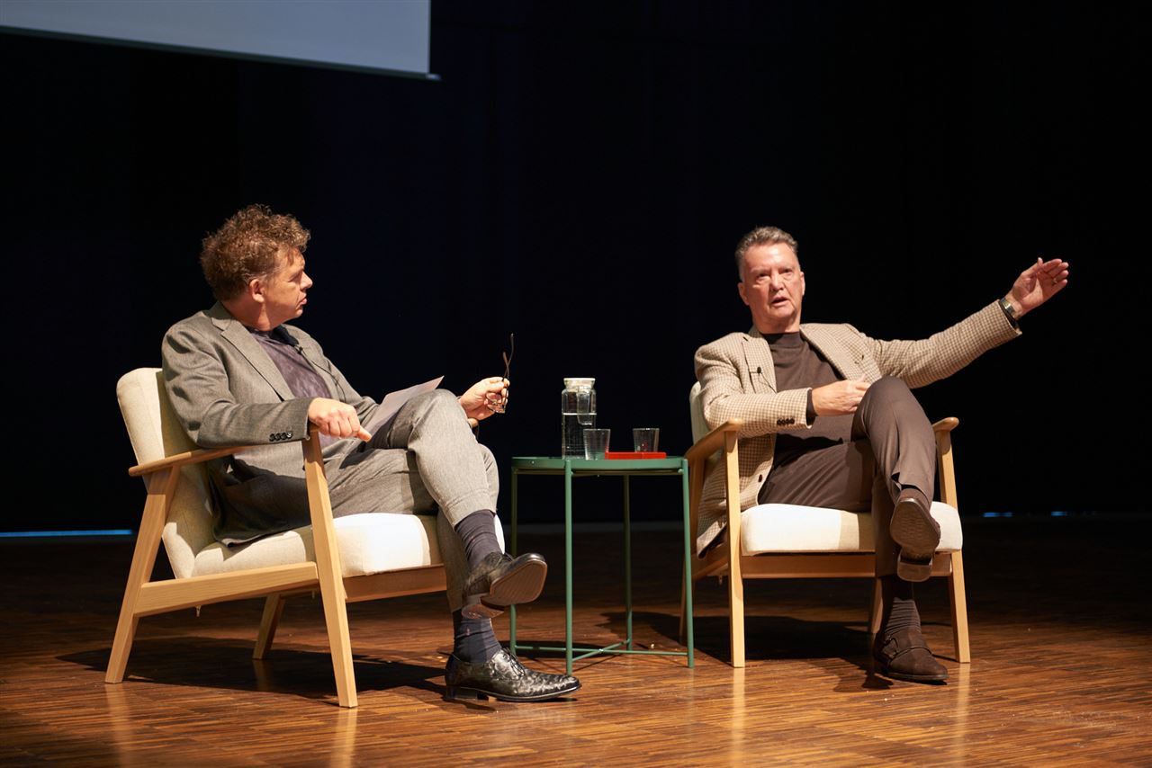 Rector Hubert Roza in gesprek met Louis van Gaal